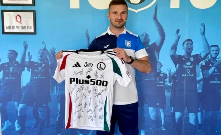 Wylicytuj koszulkę Legii i wspomóż młodych piłkarzy - FOTO
