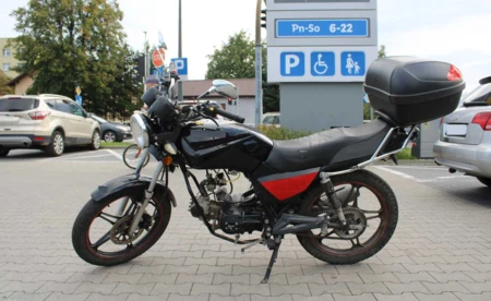 Najechała osobówką na tył motoroweru