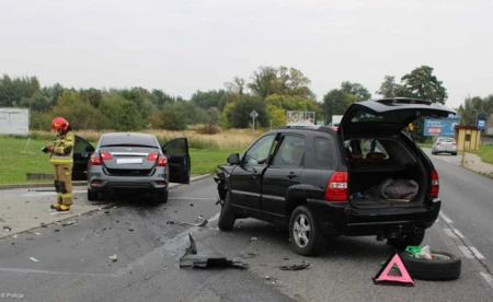 Zderzyli się na skrzyżowaniu. Dwie osoby w szpitalu - FOTO