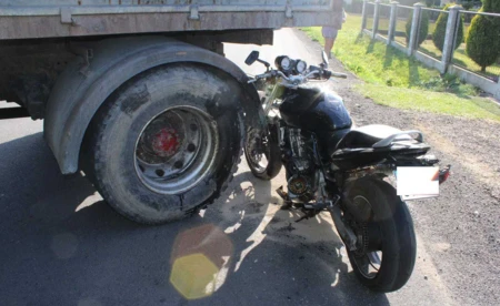 Motocyklem uderzył w ciężarówkę - FOTO