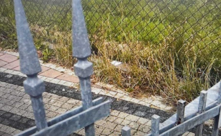 Chłopiec nabił się na pręt i zawisnął na ogrodzeniu