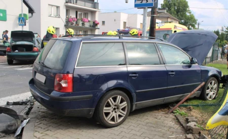 Trzy osoby potrącone po zderzeniu samochodów - FILM, FOTO