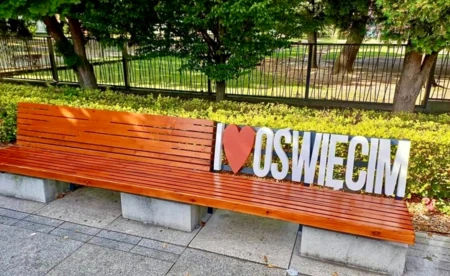Plac Pokoju z odnowioną ławeczką „I Love Oświęcim”