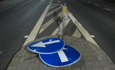 Ściął znaki na wysepce i uciekł na strych. Miał ponad trzy promile - FOTO