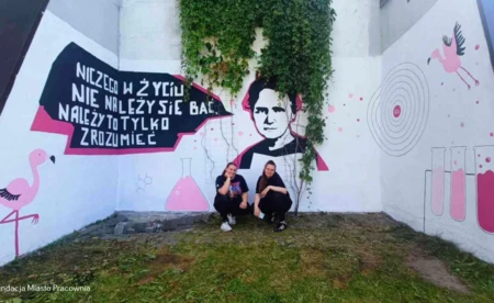 Nowy mural w Oświęcimiu: Maria Skłodowska-Curie w różowych barwach