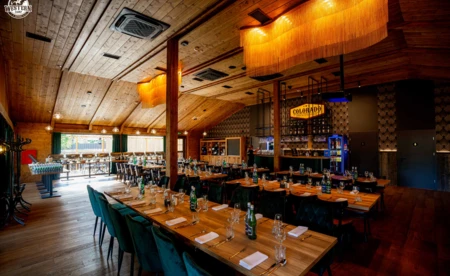 Nowa restauracja w Zatorze - unosząca się na powierzchni stawu