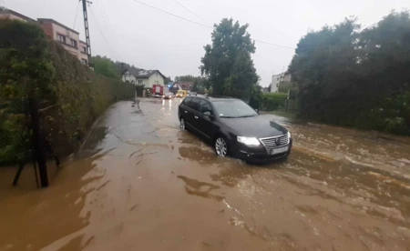 Intensywny deszcz w powiecie. Ulice Kęt pod wodą - FOTO