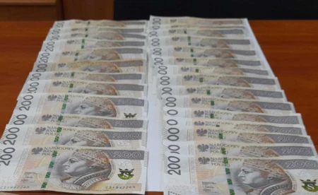 Nastolatki znalazły zwitek banknotów. Pieniądze wróciły do właściciela