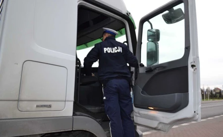 Wielotonowy kolos w rękach człowieka z promilami