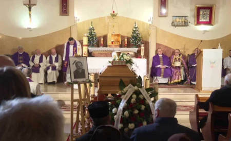 Ksiądz Tadeusz Isakowicz-Zaleski spoczął na cmentarzu w Rudawie - FILM