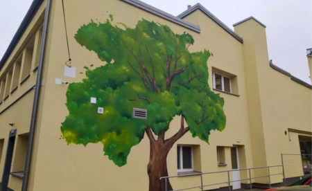 Na ścianie szkoły wyrosło drzewo, które oczyszcza powietrze