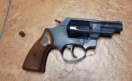 Napadł na sklep wymachując pistoletem. Rozbroił go klient