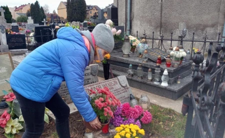 Harcerze z chryzantemami w miejscach pamięci - FOTO