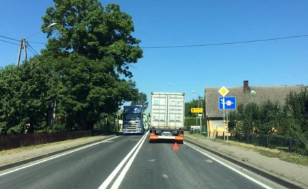 Zepsuty ciągnik siodłowy. Utrudnienia w drodze na Śląsk