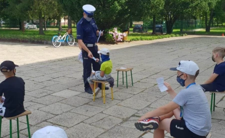 Policyjna wizyta na półkolonii, czyli Bezpieczne Wakacje 2020 - FOTO