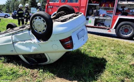 Rowerzysta ze złamaniem, samochód dachował - FOTO
