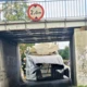 Nie zmieścił się pod wiaduktem. Kierowca słono zapłaci - FOTO