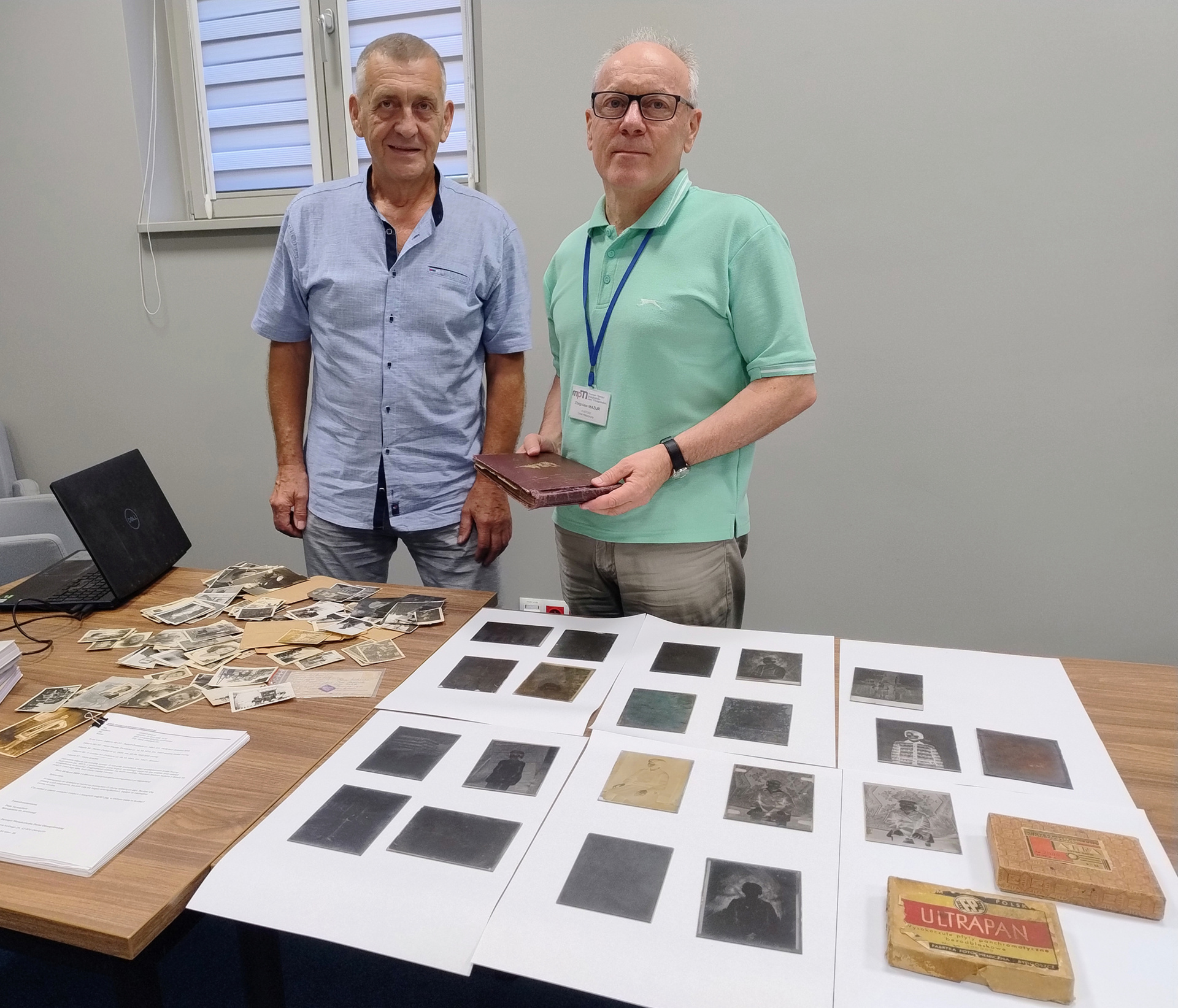 Ryszard Oleksiuk (z lewej) przekazał w czwartek do zbiorów Muzeum Pamięci Mieszkańców Ziemi Oświęcimskiej 20 szklanych negatywów sprzed stu lat. Obok stoki kustosz Zbigniew Mazur. Fot. Muzeum Pamięci Mieszkańców Ziemi Oświęcimskiej
