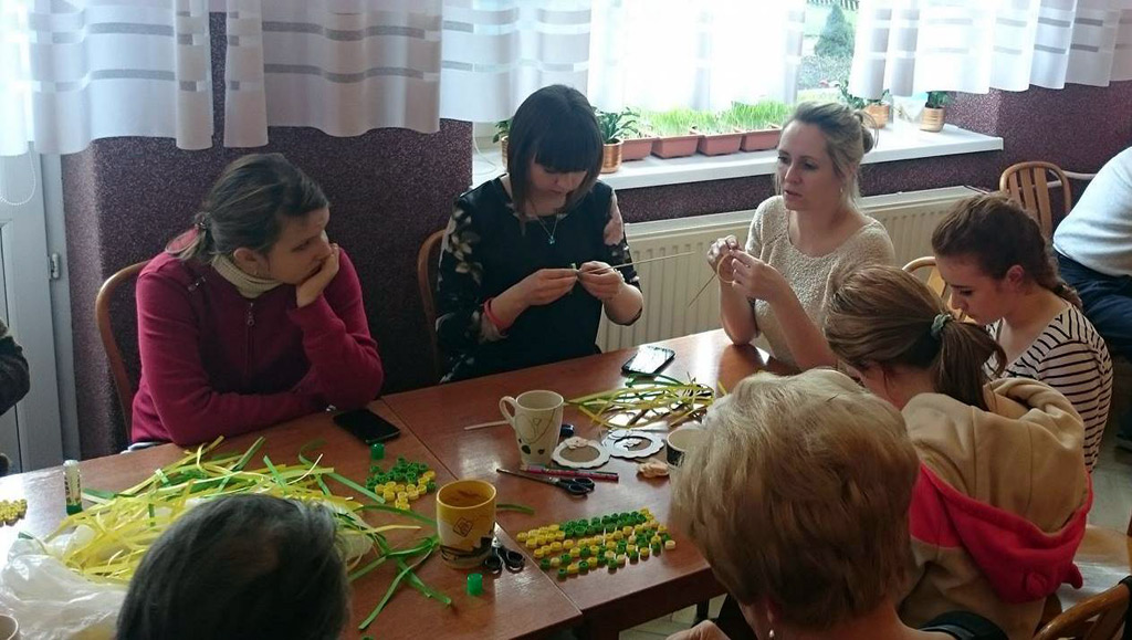 Komendant Hufca z uczestniczkami wykonują papierowe krążki do quillingu. Fot. Ewelina Sikora