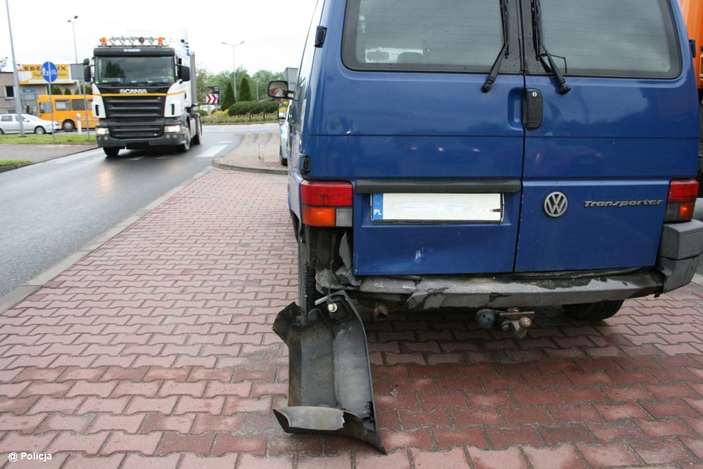 Pijany mężczyzna spowodował kolizję drogową. Jego samochód nie miał aktualnych badań technicznych i obowiązkowego ubezpieczenia OC.