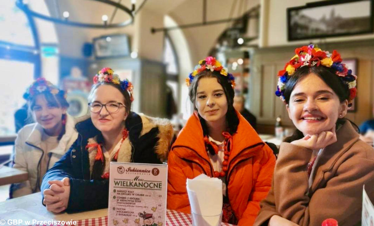 W Krakowie zagościł korowód z pięknymi palmami. Tegoroczną edycję uświetnił dziecięco-młodzieżowy zespół pieśni i tańca PrzeCisza.