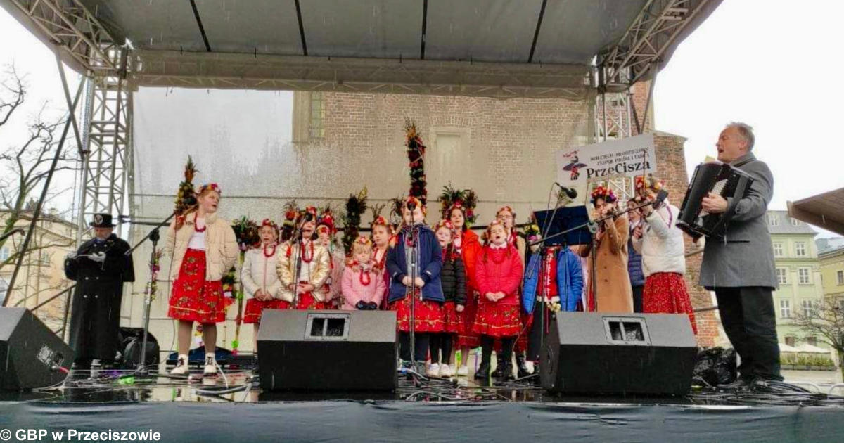 W Krakowie zagościł korowód z pięknymi palmami. Tegoroczną edycję uświetnił dziecięco-młodzieżowy zespół pieśni i tańca PrzeCisza.