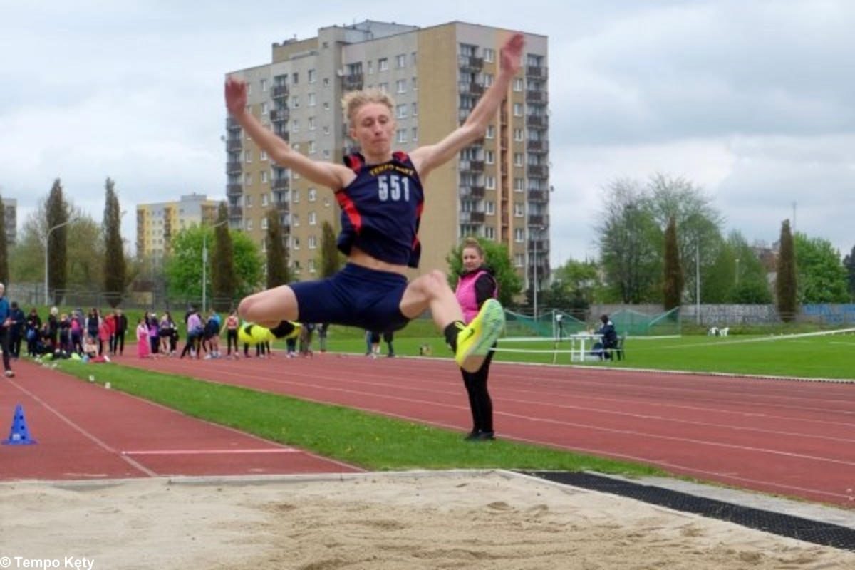 442 zawodniczek i zawodników pojawiło się na starcie lekkoatletycznych zawodów inaugurujących nowy sezon letni.
