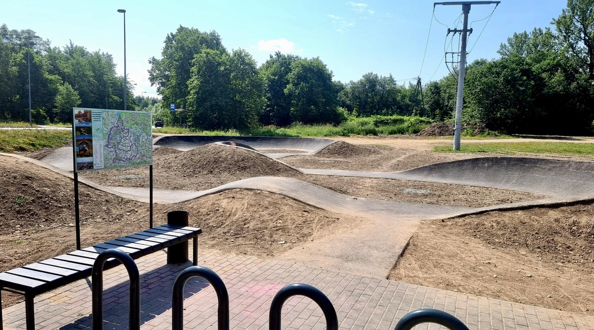Młodzież i nie tylko będzie miała okazję spędzenia wakacji na nowej atrakcji w Kętach. Oficjalnie kęcki pumptrakt jest gotowy do użytku.