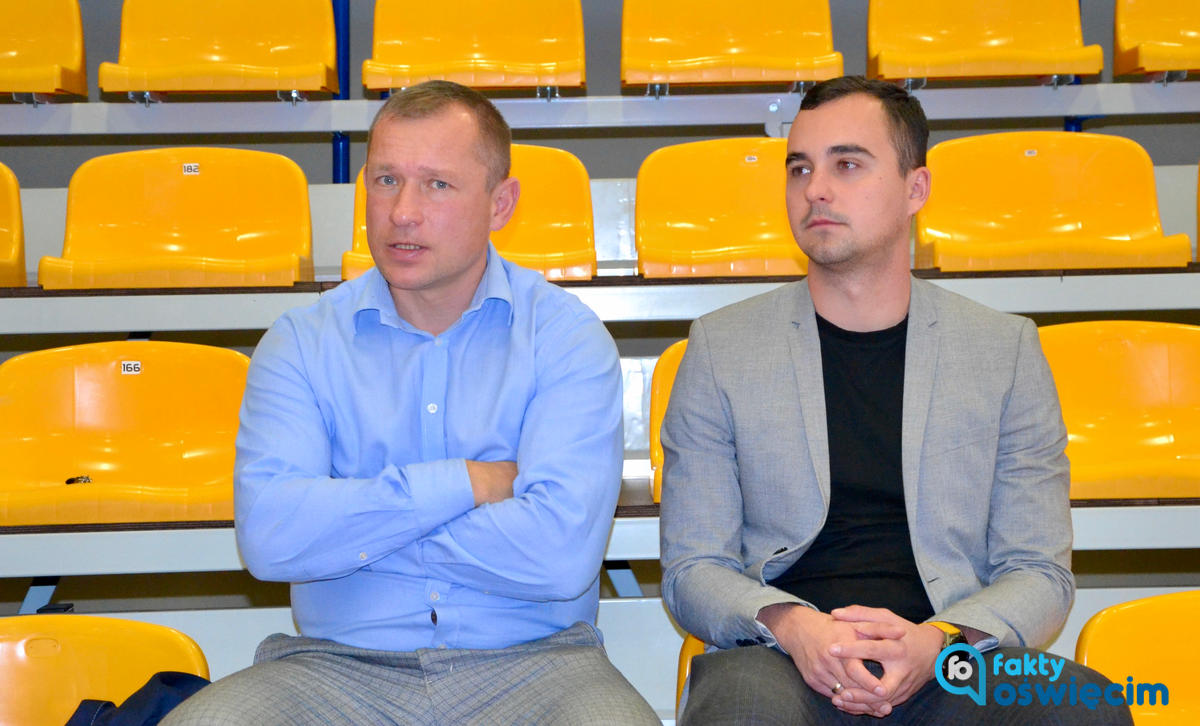 Szkoła Podstawowa Sportowa z Oddziałami Mistrzostwa Sportowego im. Marii Skłodowskiej-Curie nr 8 w Oświęcimiu przyjęła w czwartek nowy sztandar.