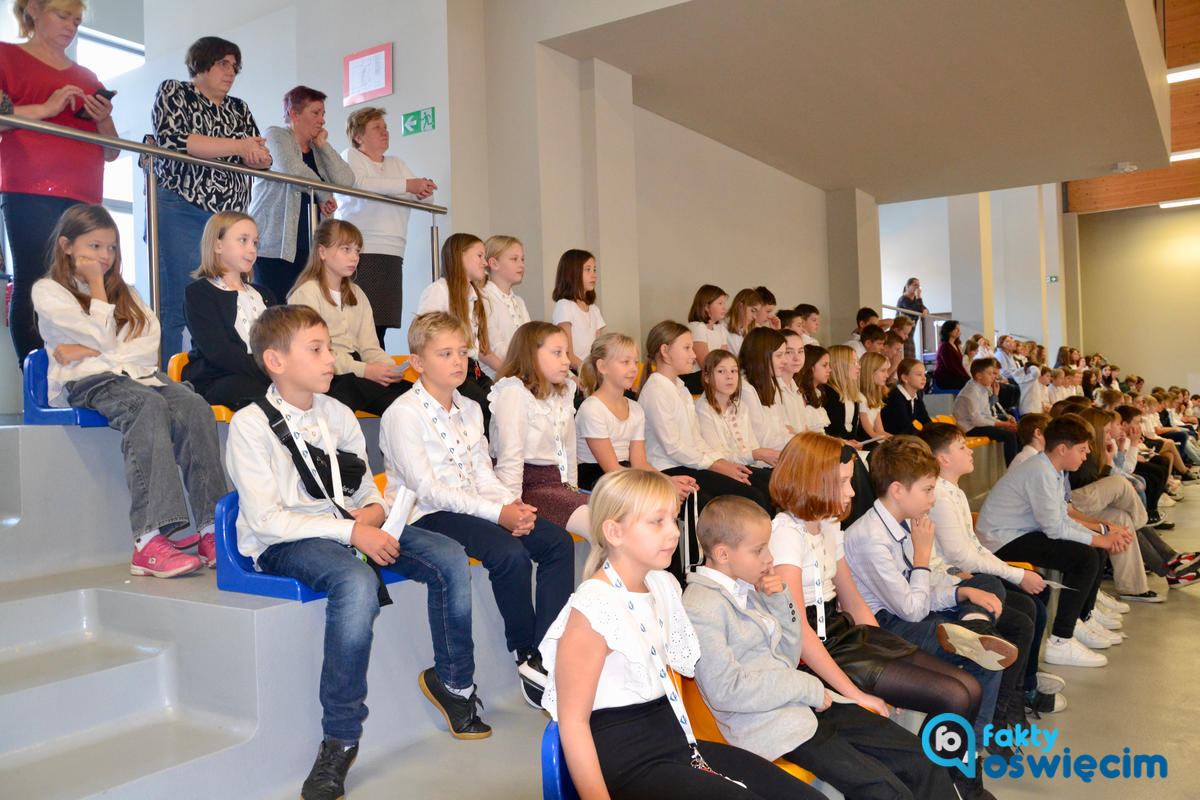 Szkoła Podstawowa Sportowa z Oddziałami Mistrzostwa Sportowego im. Marii Skłodowskiej-Curie nr 8 w Oświęcimiu przyjęła w czwartek nowy sztandar.