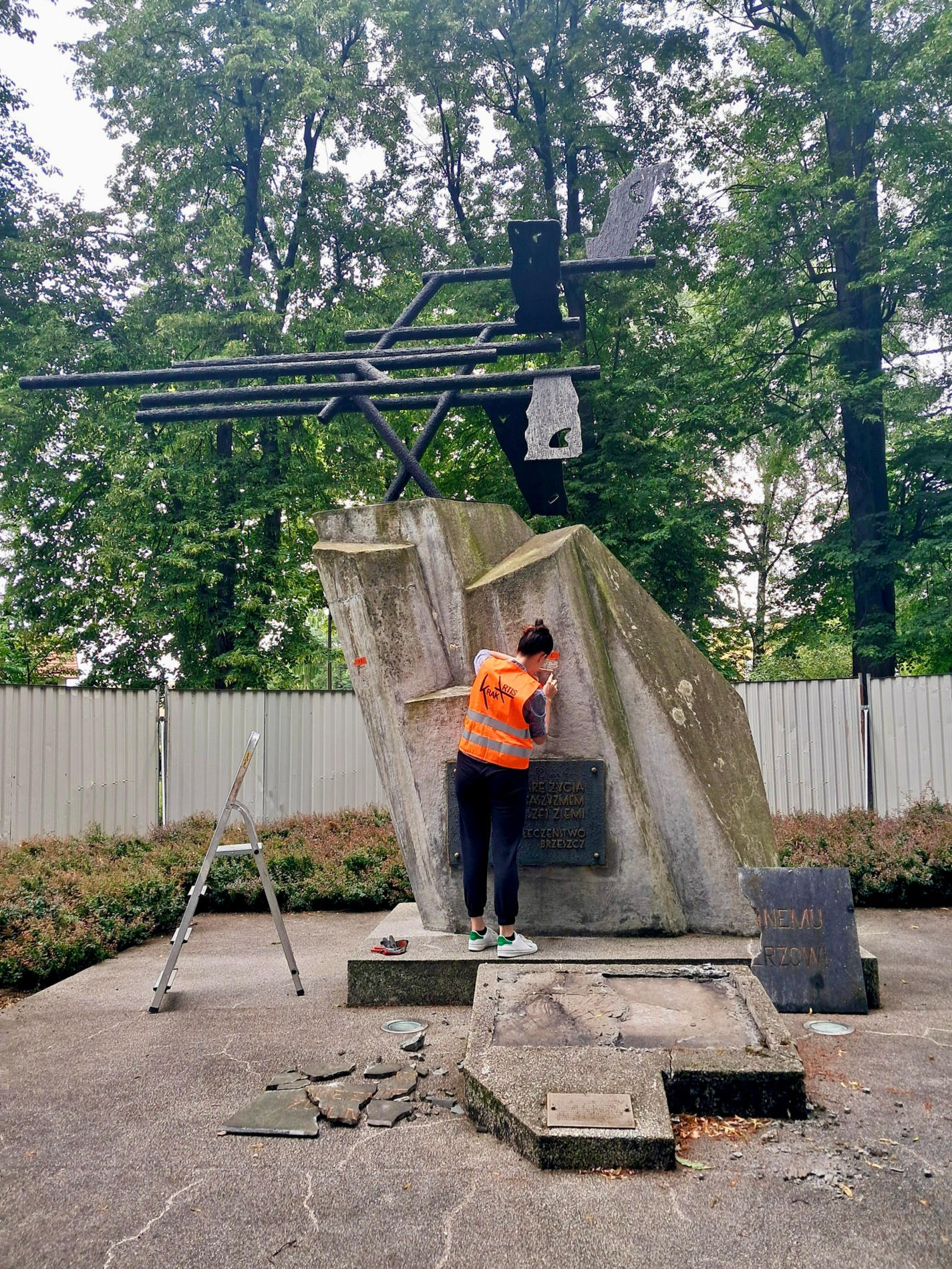 W brzeszczańskim parku miejskim trwają prace konserwatorskie przy pomniku „Ku czci ofiar faszyzmu”.