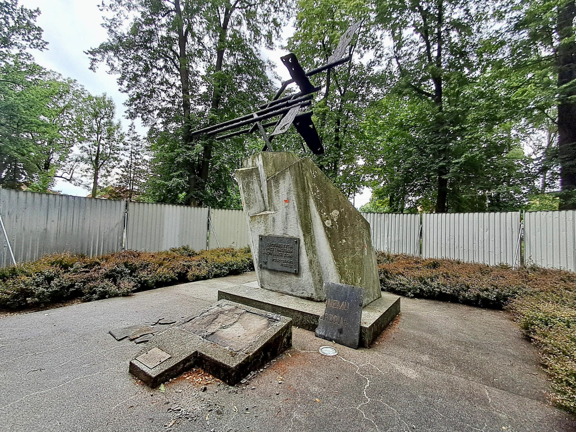 W brzeszczańskim parku miejskim trwają prace konserwatorskie przy pomniku „Ku czci ofiar faszyzmu”.
