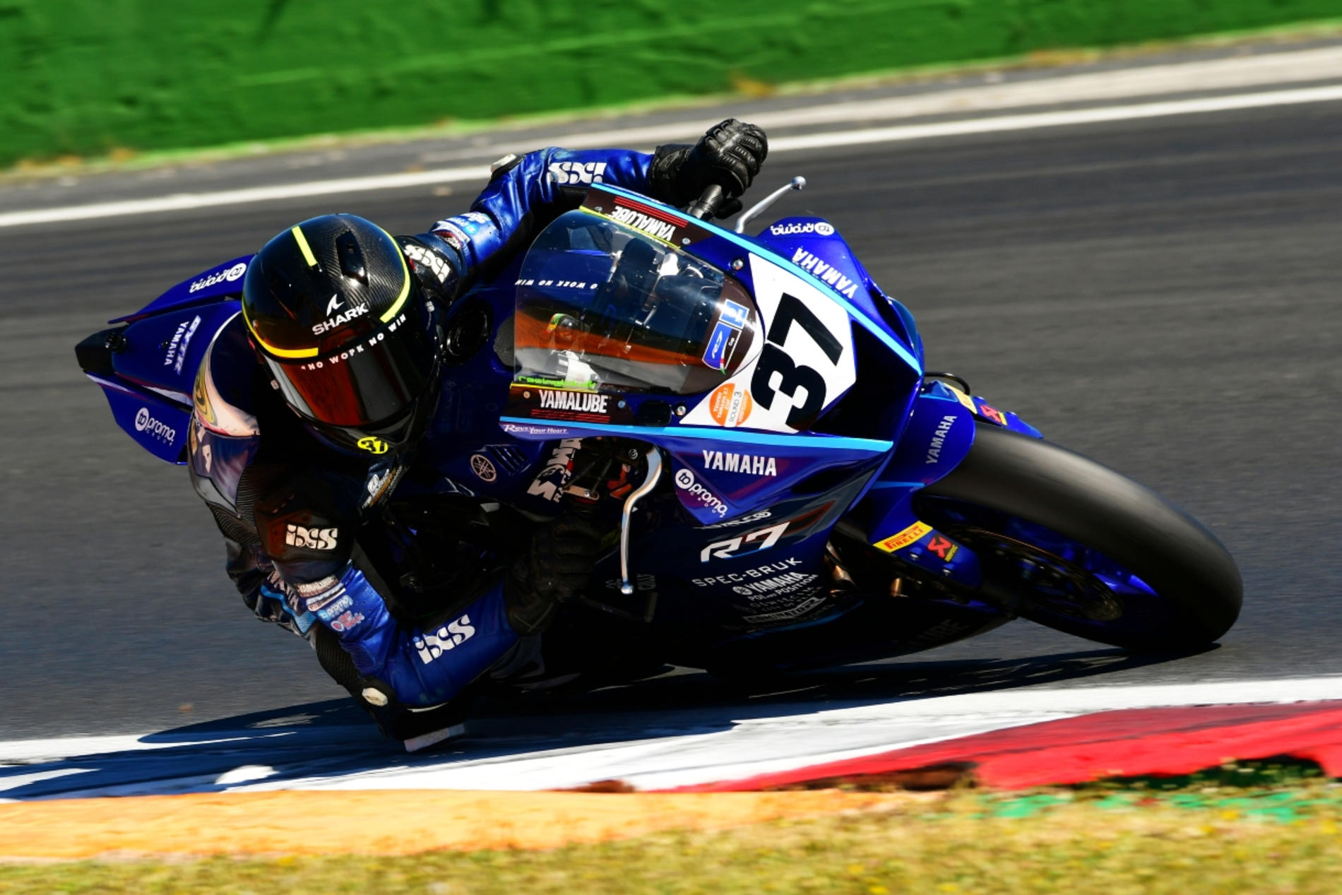 Podczas ostatniego weekendu oświęcimski motocyklista - Jakub Belak ścigał się na włoskim torze Vallelunga.