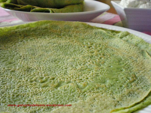  />

<strong>Jak przygotować?</strong>

1. Z mleka, jajka, wody i mąki przygotuj ciasto naleśnikowe, na koniec dodaj szpinak. Jeśli ciasto jest za gęste, dodaj nieco mleka. I tu mała dygresja: ciasto naleśnikowe najlepiej ujawnia fenomen miary „na oko”. Kiedy wiele lat temu zaczynałam swoją przygodę z gotowaniem, często zadawałam mojej mamie pytanie : „Ale ile mam tego dodać?”, na co równie często otrzymywałam odpowiedź: „No nie wiem, tak na oko”. Wtedy nie rozumiałam fenomenu miary „na oko”. Dziś, kiedy gotowanie nie sprawia mi trudności, a moja mama często korzysta również i z moich przepisów, rozumiem już o co chodzi z tym „na oko”. „Na oko” to efekt godzin spędzonych w kuchni przy garach i patelniach, to pokłosie przeczytanych książek kulinarnych i obejrzanych programów na temat gotowania.  Miara „na oko” to wynik lat doświadczeń, które trzeba cierpliwie gromadzić. 

2. Przygotowane ciasto posól i przypraw pieprzem oraz ziołami typu bazylia, oregano oraz czosnkiem granulowanym. Z ciasta usmaż naleśniki.

3.Ser rozdrobnij widelcem, dodaj tyle jogurtu, by powstała smarowna masa (jego ilość zależy głównie od rodzaju posiadanego sera, czy jest on bardziej czy mniej suchy). Przypraw bazylią, solą i pieprzem (możesz wzbogacić go także czosnkiem czy to naturalnym czy sproszkowanym.

4.Każdy naleśnik smaruj masą.
 
<strong>Jak podawać?</strong>

Najlepiej smakują z polane jogurtem naturalnym.</p>
<p><img src=