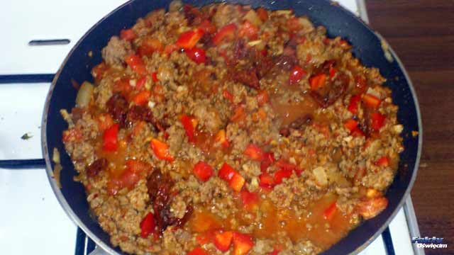  />

Dusić tak długo, aż świeże pomidory rozgotują się. Gdy farsz będzie gotowy wypełnić nim wgłębienie w cukinii, które powstało po wydrążeniu pestek. Cukinię nadzianą farszem ułożyć na brytfance, posypać startym żółtym serem i piec w piekarniku tak długo, aż cukinia będzie al dente. 

<strong>Dobra rada</strong>

Cukinia nie może się rozgotować. Piec w temperaturze ok 180 st. C.

<strong>Smacznego.</strong></p></div>                </div>

                

                
                

<section class=