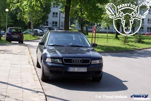  />
Miejsc parkingowych na terenie Szpitala Powiatowego w Oświęcimiu przy ulicy Wysokie Brzegi w Oświęcimiu wciąż brakuje. Często dlatego, że zbyt wielu kierowców chce podjechać pod same drzwi, a co niektórzy najchętniej wjechaliby do samej poradni. Mało jest natomiast takich, którzy po wysadzeniu chorego jadą w poszukiwaniu bezpiecznego miejsca postojowego i zostawiają samochód tam, gdzie nikomu nie przeszkadza. Trudno to powiedzieć o kierowcy audi, który stanął na środku drogi i poszedł załatwiać swoje sprawy.

<img src=