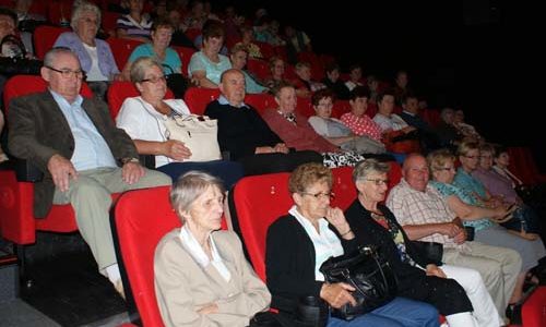 Kino dla seniorów. Wyjątkowy seans filmu „Przepiękne!”