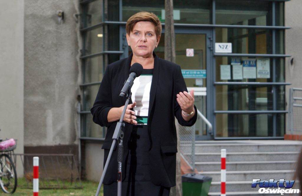 Beata Szydło na briefingu prasowym przed Szpitalem Powiatowym w Oświęcimiu.