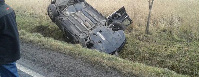 Zderzenie podczas wyprzedzania zablokowało drogę