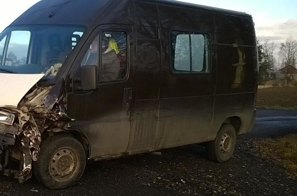 Na zdjęciu: Bus rozbity w Wilczkowicach. Fot. Policja Na zdjęciu: Seicento po zderzeniu z mercedesem. Fot. Policja #Kolizje, #wypadki, #ślisko, #poślizg #Kolizje i #wypadki wydarzyły się w powiecie oświęcimskim, w którym na drogach było #ślisko.