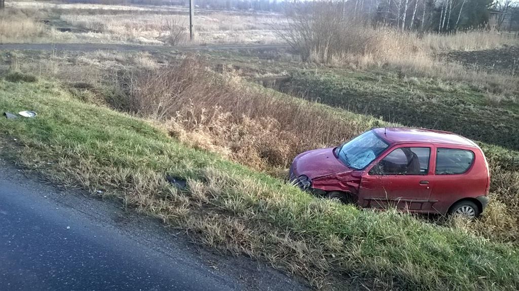 Na zdjęciu: Bus rozbity w Wilczkowicach. Fot. Policja Na zdjęciu: Seicento po zderzeniu z mercedesem. Fot. Policja #Kolizje, #wypadki, #ślisko, #poślizg #Kolizje i #wypadki wydarzyły się w powiecie oświęcimskim, w którym na drogach było #ślisko.