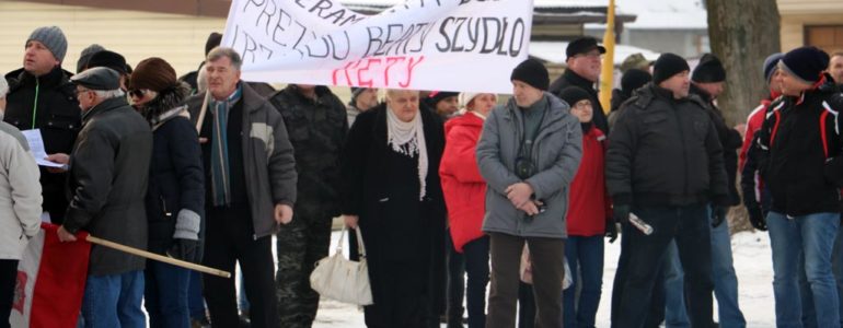 Obrońcy demokracji i obrońcy premier Szydło w parku w Brzeszczach – FOTO