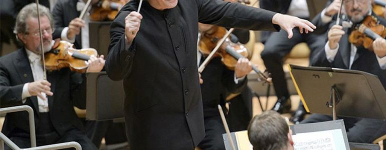 Simon Rattle dyryguje symfoniami Beethovena