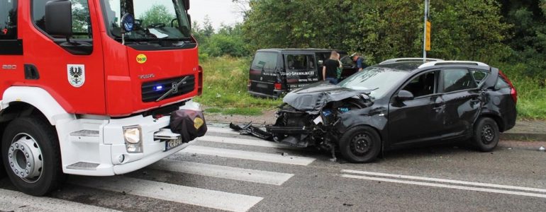 Sześć osób w szpitalu po zderzeniu osobówki z busem – FOTO