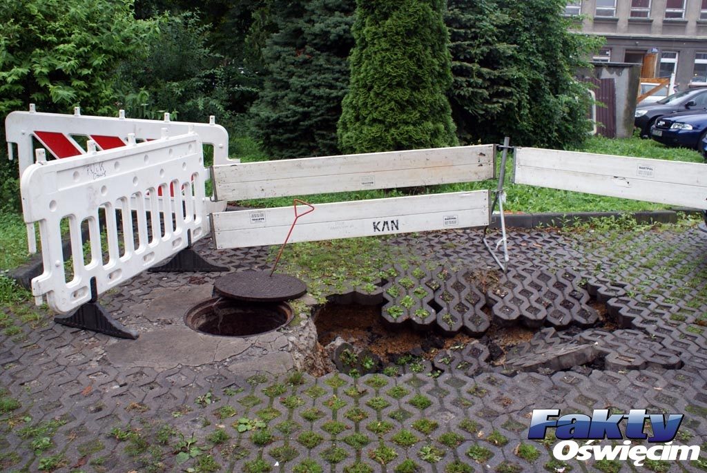 Oświęcim, zapadlisko, parking, droga, kanalizacja