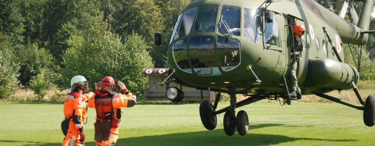 Zabezpieczali lądowanie śmigłowca wojskowego Mi-8 – FILM, FOTO