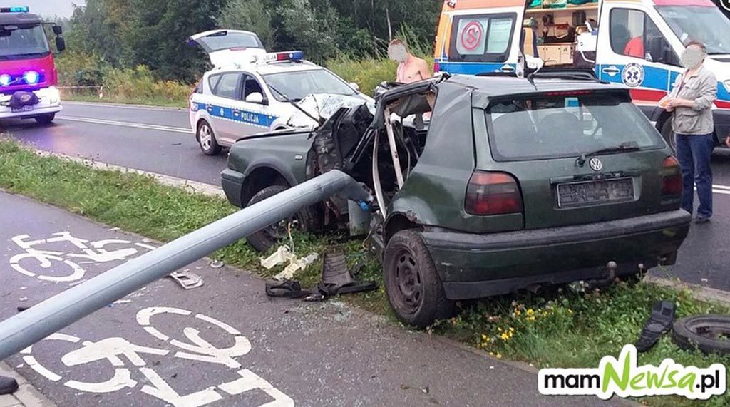 Kęty, straż pożarna, policja, pogotowie, wypadek, alkohol, pijany, zderzenie, latarnia