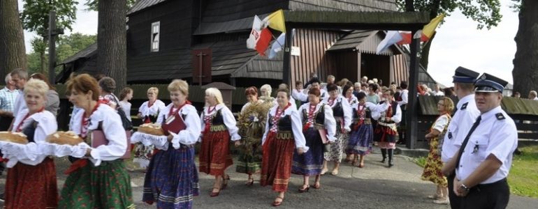 Barwny korowód dożynkowy w Porębie Wielkiej – FOTO