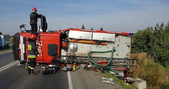 Zderzenie samochodu strażackiego jadącego do akcji. Poważne utrudnienia