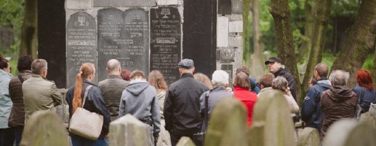 Możesz zwiedzić cmentarz żydowski z przewodnikiem